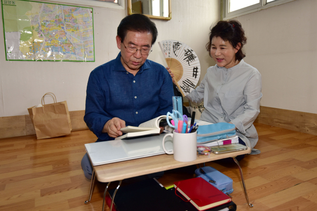 Seoul Mayor Park Won-soon (left)`s recent effort to understand the lives of the most vulnerable, by living in a rooftop dwelling (pictured) in Seoul`s impoverished neighborhood for a month, was seen by some as political exploitation of the plight of the poor. (Yonhap)