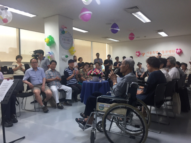 Kim Byung-guk (in wheelchair) speaks at his funeral at Seoul Metropolitan Dongbu Hospital on Aug. 14. (Claire Lee/ The Korea Herald)