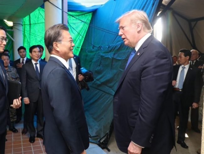 In a file photo taken on Nov. 7, 2017, President Moon Jae-in (L) meets with US President Donald Trump at Camp Humphreys, the new home of the US Eighth Army, in Pyeongtaek, Gyeonggi Province. (Yonhap)