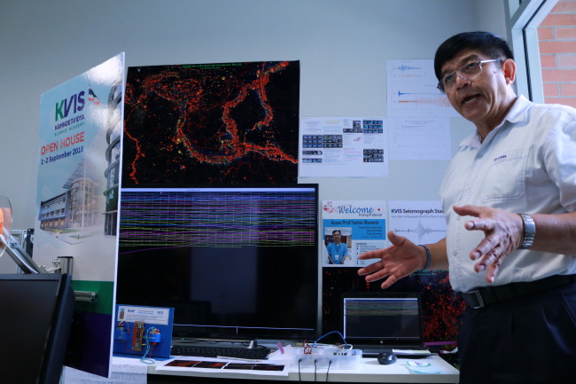 Thanit Pewnim, an associate professor at KVIS, showcases a seismic monitoring machine inside a KVIS laboratory. (Son Ji-hyoung/The Korea Herald)