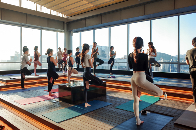 Beer yoga class is held at PGA Golf Academy in southern Seoul on Saturday. (Almondon)
