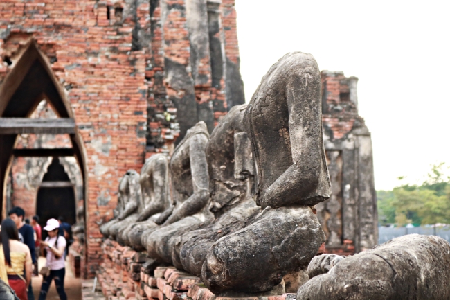 Decapitated stone Buddha statues in Wat Chai Wattanaram (Son Ji-hyoung/The Korea Herald)