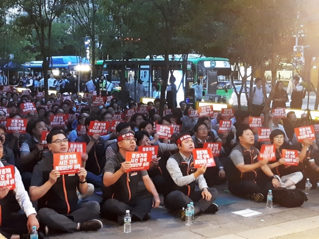 Korea Finance and Service Workers' Union holds a sit-in in front of KRX Seoul office on Sept. 13. (Son Ji-hyoung/The Korea Herald)