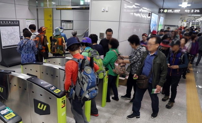 Elderly Koreans at a Seoul Metro station. (Yonhap)