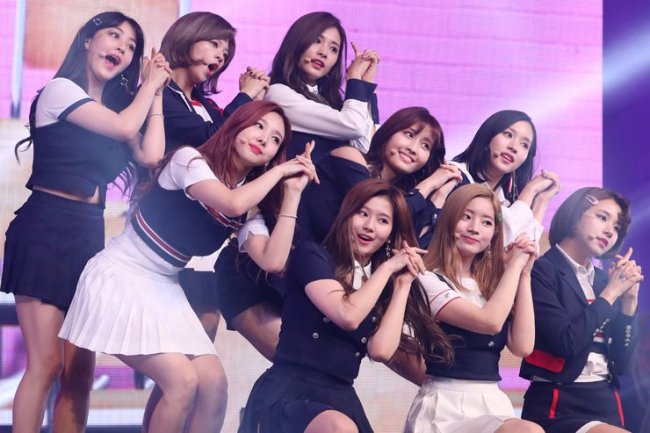 Popular girl group Twice performs during a press showcase for their album “SIGNAL” at Blue Square in Seoul in May 2017. (Yonhap)