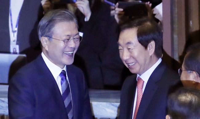 President Moon Jae-in (left) and Kim Sung-tae (right), the floor leader of the main opposition Liberty Korea Party. (Yonhap)