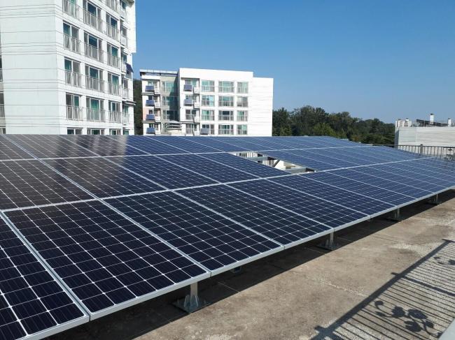 A solar panel is installed at the rooftop of Sinjeong Ipen House, one of the 100 “energy self-sufficient villages” in Seoul, designated apartment complexes where residents use renewable energy technologies. (Seoul Metropolitan Government)