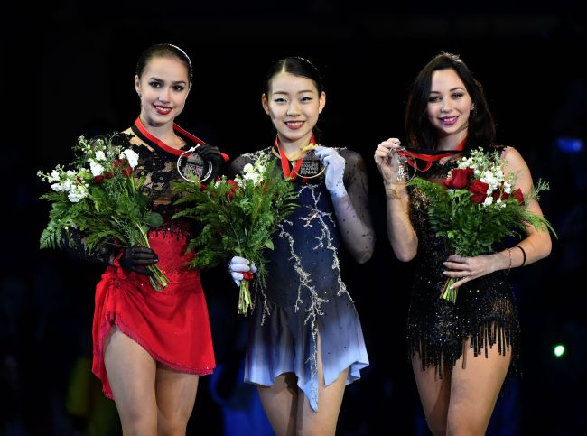 Ladies free program gold medalist Japan`s Rika Kihira (center), silver medalist Russia`s Alina Zagitova (left) and bronze medalist Russia`s Elizaveta Tuktamysheva (right) pose with their medals at the ISU Grand Prix 0f Figure Skating Final 2018-19 on December 8 2018 in Vancouver, B.C., at the Doug Mitchell Thunderbird Sports Centre. (Yonhap)