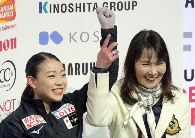 Figure skater Rika Kihira (left) of Japan with her coach Mie Hamada reacts in the kiss and cry after the ladies` free skate at the 2018/19 ISU Grand Prix of Figure Skating Final at the Doug Mitchell Thunderbird Sports Centre. (Yonhap)