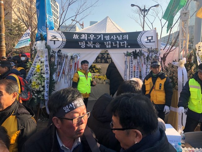 Memorial altar set up at the protest site (Jo He-rim/The Korea Herald)