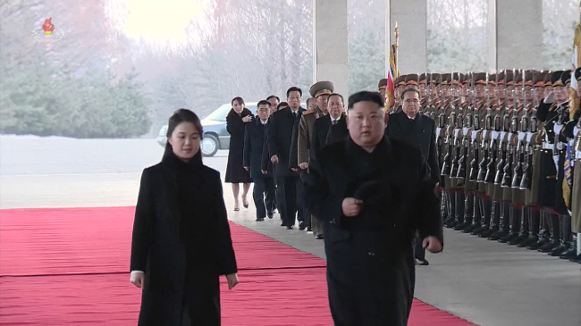 North Korean leader Kim Jong-un (right) and his wife Ri Sol-ju (Yonhap)
