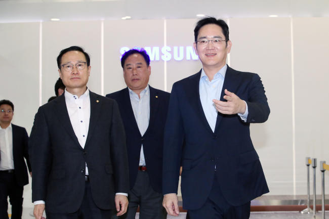 Samsung Vice Chairman Lee Jae-yong (right) greets Rep. Hong Young-pyo, floor leader of the Democratic Party of Korea at the company's semiconductor division headquarters in Hwaseong, Gyeonggi Province, on Jan. 30. (Yonhap)