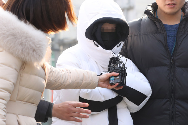 An employee of the club Burning Sun known as Anna, who has been accused of selling and distributing drugs, reports to the Seoul Metropolitan Police Agency’s drug investigation unit in northern Seoul, Saturday morning. (Yonhap)