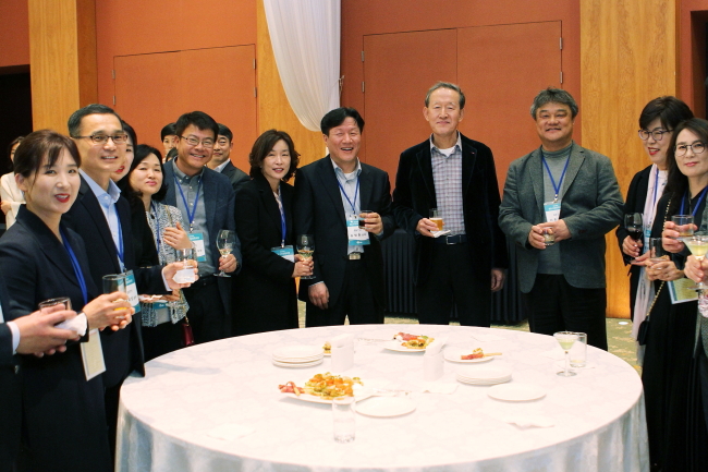 Chairman of GS Group Huh Chang-soo (fourth on the right side) dines with new GS executives at Elysian Resort Jeju on Friday. (GS Holdings)