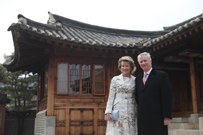 King Philippe and Queen Mathilde of Belgium pose for a photo after touring the Korea Furniture Museum in Seoul on Monday. (Yonhap)