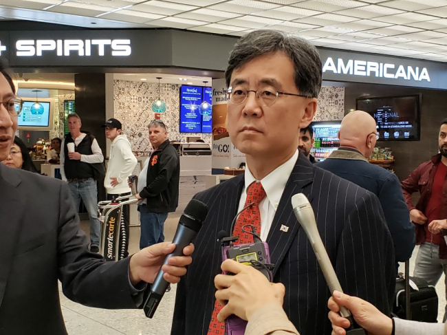 Kim Hyun-chong, the No. 2 deputy chief of Cheong Wa Dae’s National Security Office, speaks on his arrival at Dulles International Airport in Washington D.C. (Yonhap)
