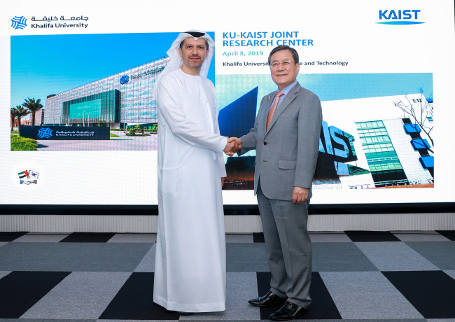 KAIST President Shin Sung-chul (left) and Arif Al Hammadi, executive vice president of the Khalifa University of Science Technology, shake hands during the KAIST-KU Joint Research Center opening ceremony held in Abu Dhabi, United Arab Emirates, on Monday. (KAIST)
