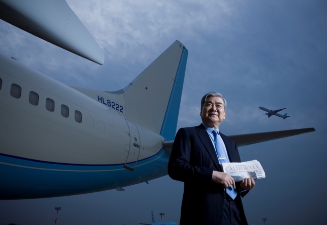 Late Hanjin Group Chairman Cho Yang-ho poses in front of an aircraft in this file photo provided by Yonhap News. (Yonhap)