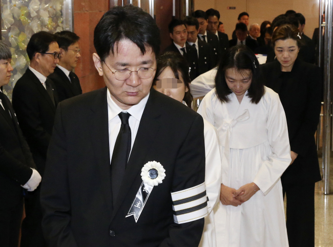 Korean Air President Cho Won-tae leads the funeral procession for his father and late Hanjin Group Chairman Cho Yang-ho in Seoul on Tuesday. Yonhap