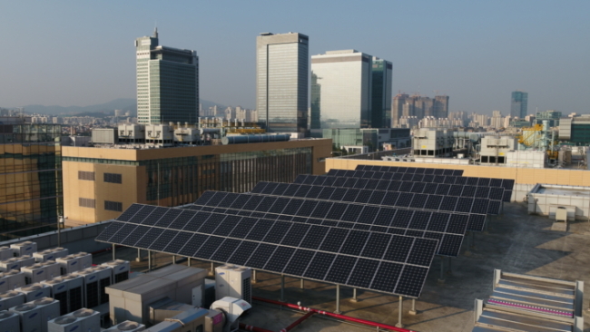 Beginning 2018, Samsung Electronics will additionally install a total of 63,000 ㎡ of solar arrays and geothermal power generation facilities in its Suwon, Pyeongtaek and Hwaseong campuses (Samsung)