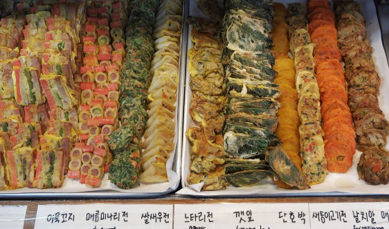 Different varieties of jeon are laid out on the stands in front of eateries along Jeon Alley. (Lee So-jung / The Korea Herald)