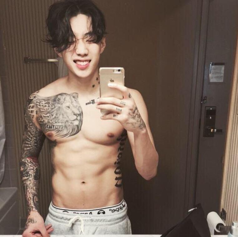 A black-and-grey tatoo of a lion on the right shoulder of K-pop artist Jay Park (Jay Park`s Instagram)