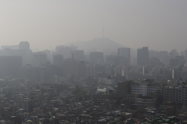Fine dust blankets the Seoul sky. (Yonhap)