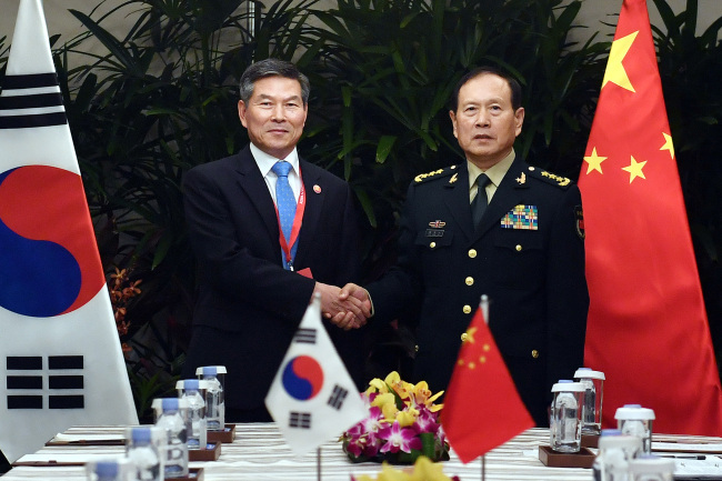 South Korean Defense Minister Jeong Kyeong-doo and his Chinese counterpart, Wei Fenghe (Yonhap)