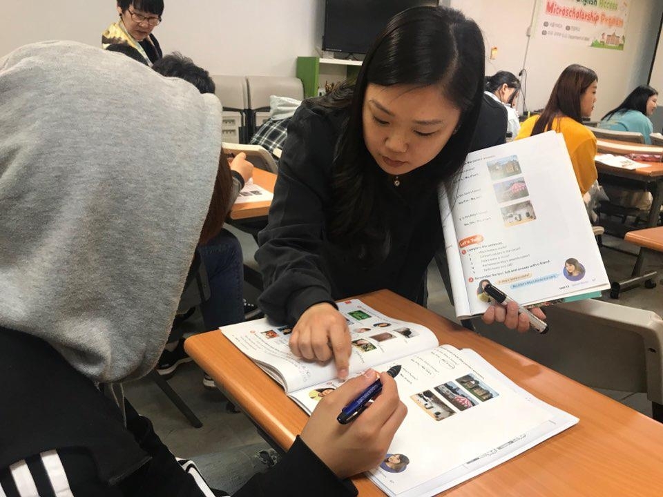 Makia Thomas teaches a student during an Access program class at Great Vision School, an alternative school for North Korean defectors, located in Uijeongbu, north of Seoul. (Yonhap)