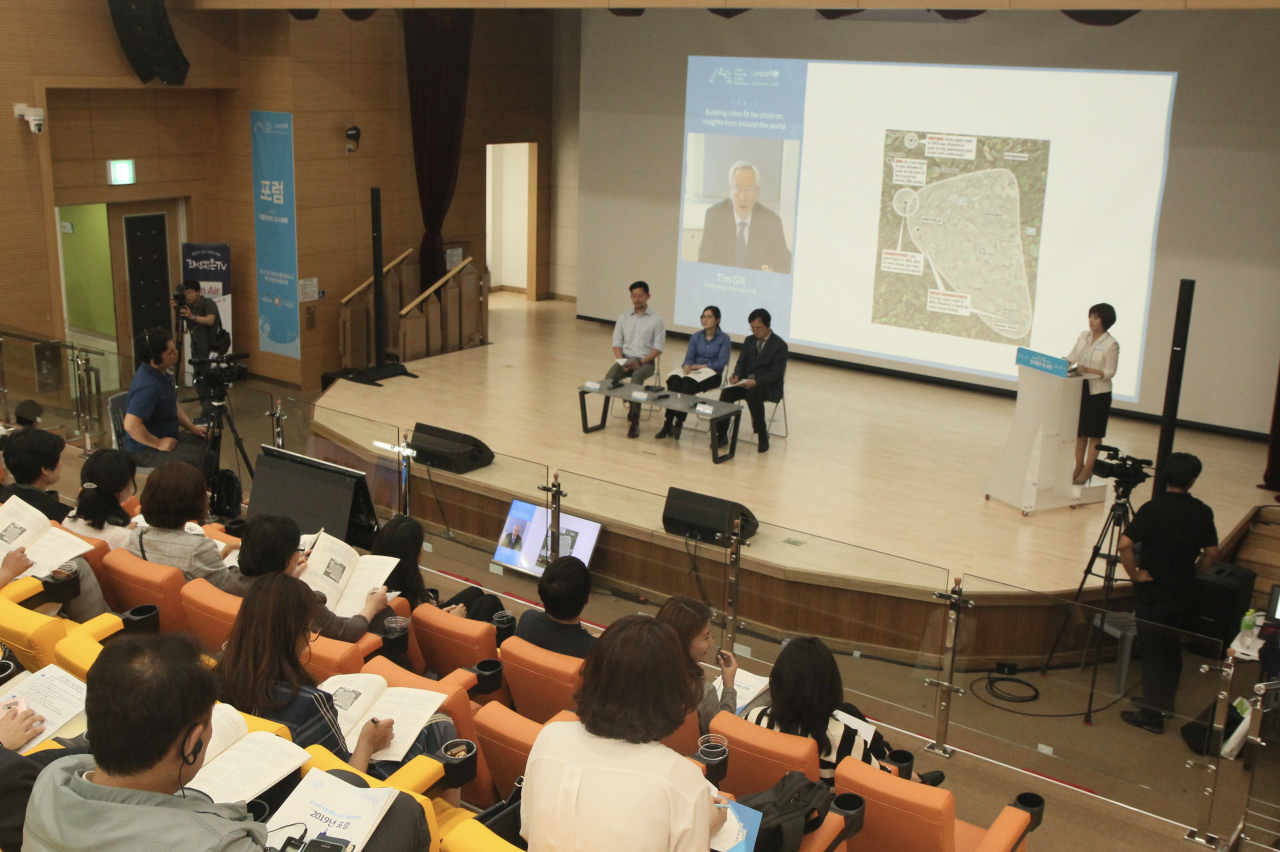 Panels discuss child-friendly urban planning at a forum organized by UNICEF Korea in Hwaseong, Gyeonggi Province, Friday. (UNICEF Korea)
