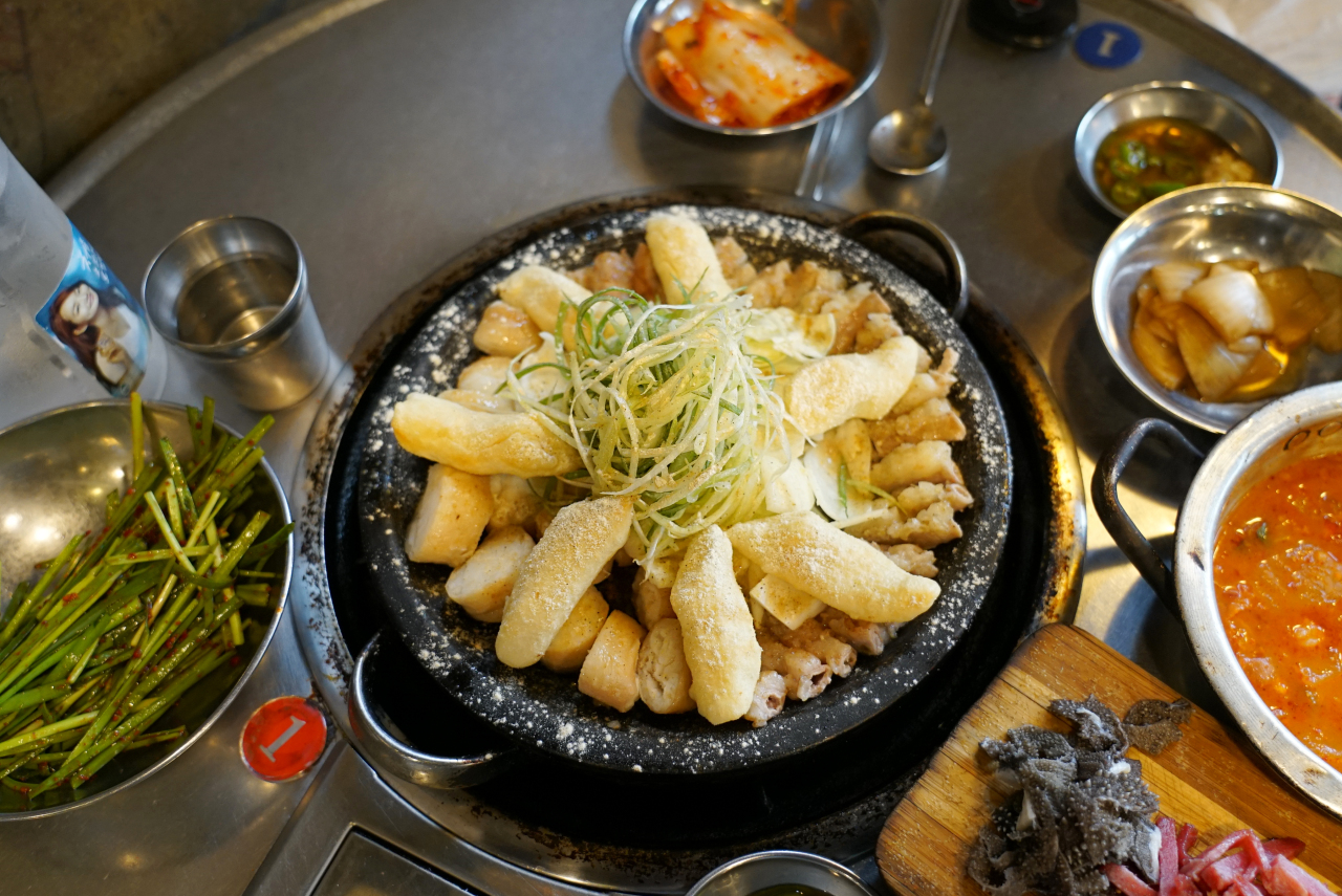 Grilled gopchang (Lee Sun-hye / The Korea Herald)