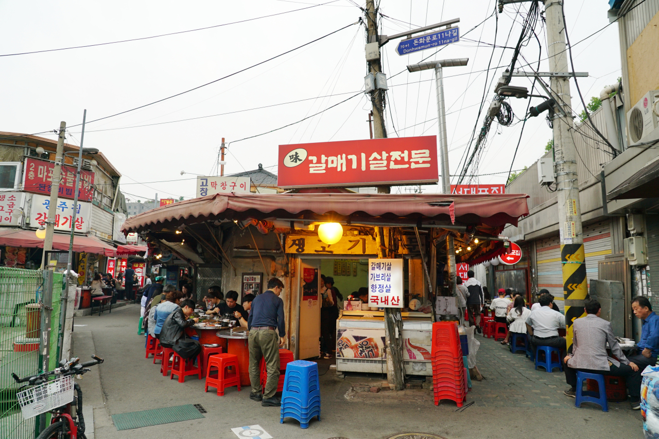 A back alley in Donui-dong, central Seoul, is home to a cluster of 11 restaurants serving grilled skirt steak. (Lee Sun-hye/The Korea Herald)
