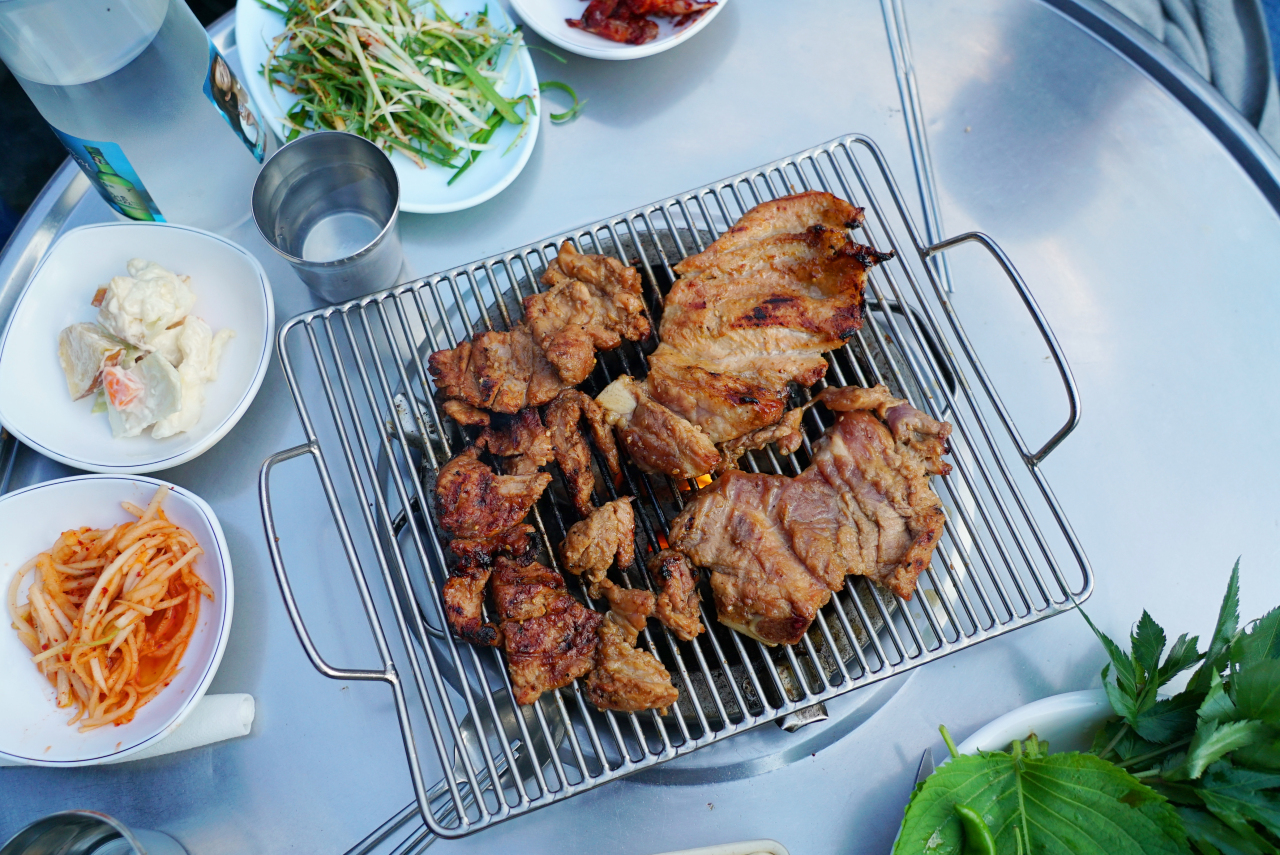 Grilled pork spareribs (Lee Sun-hye / The Korea Herald)