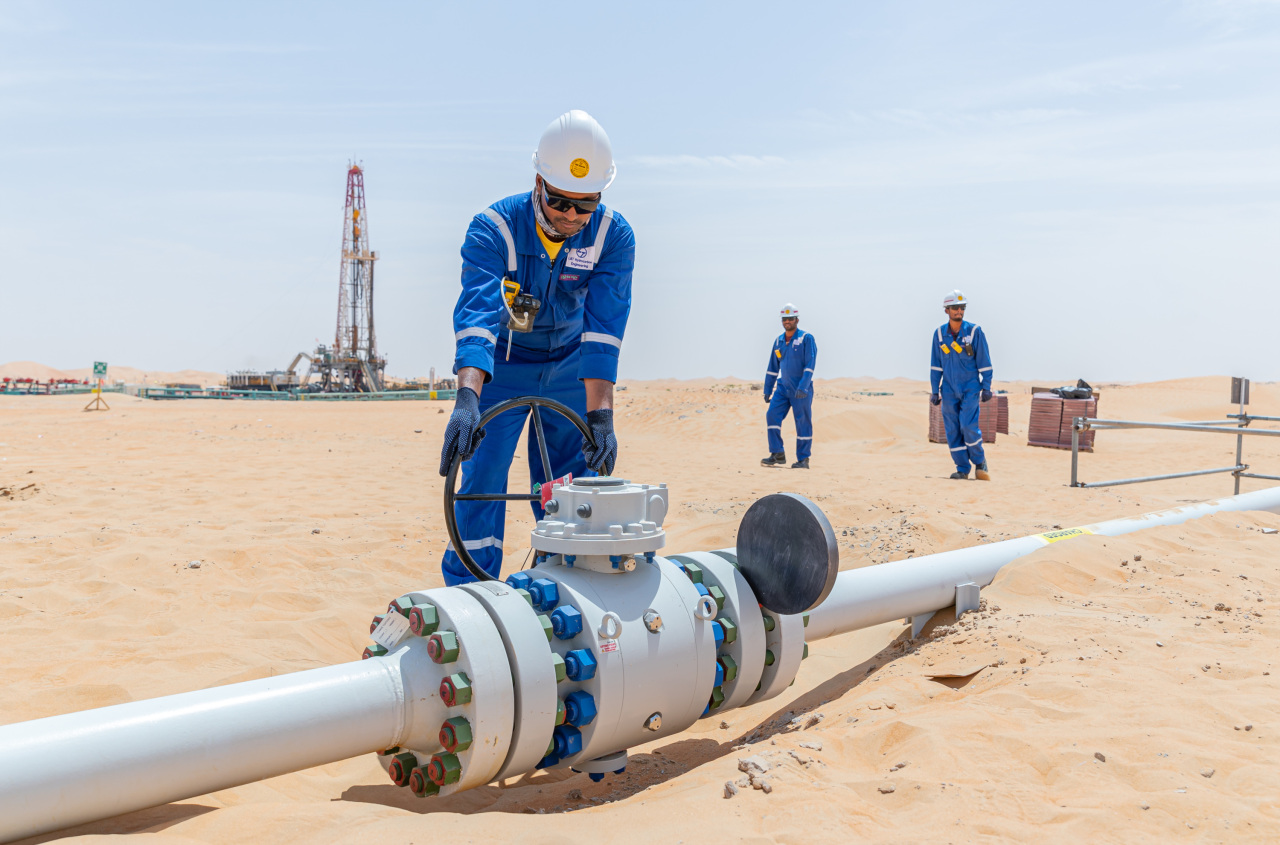 Саудовская аравия нефть газ. Абу Даби нефть. Нефть ОАЭ Абу Даби. Объединённые арабские эмираты добыча нефти. Нефтегазовая промышленность ОАЭ.