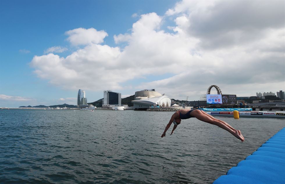A swimmer practices for the open-water swimming competition at Yeosu Expo Ocean Park in Yeosu, South Jeolla Province. (Yonhap)