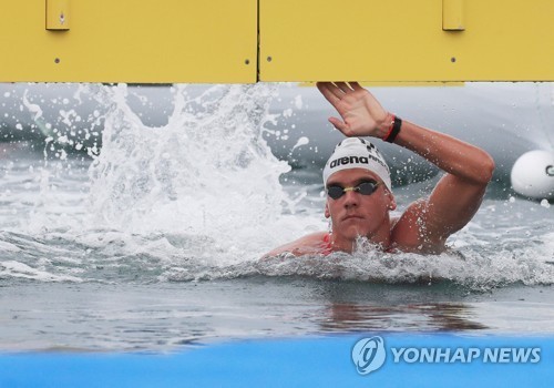 Kristof Rasovszky of Hungary celebrates his gold medal in the men's 5km open water swimming at the 18th FINA World Championships at Yeosu EXPO Ocean Park in Yeosu, 455 kilometers south of Seoul, on July 13, 2019. (Yonhap)