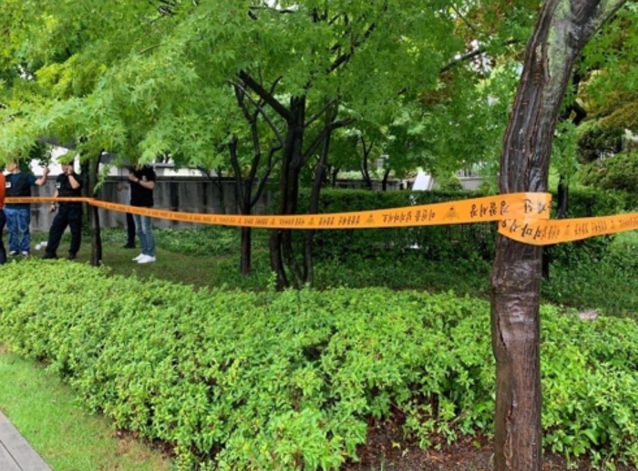 Police taped off area in Gwanghwamun, where a man set himself on fire Thursday morning. (Yonhap)