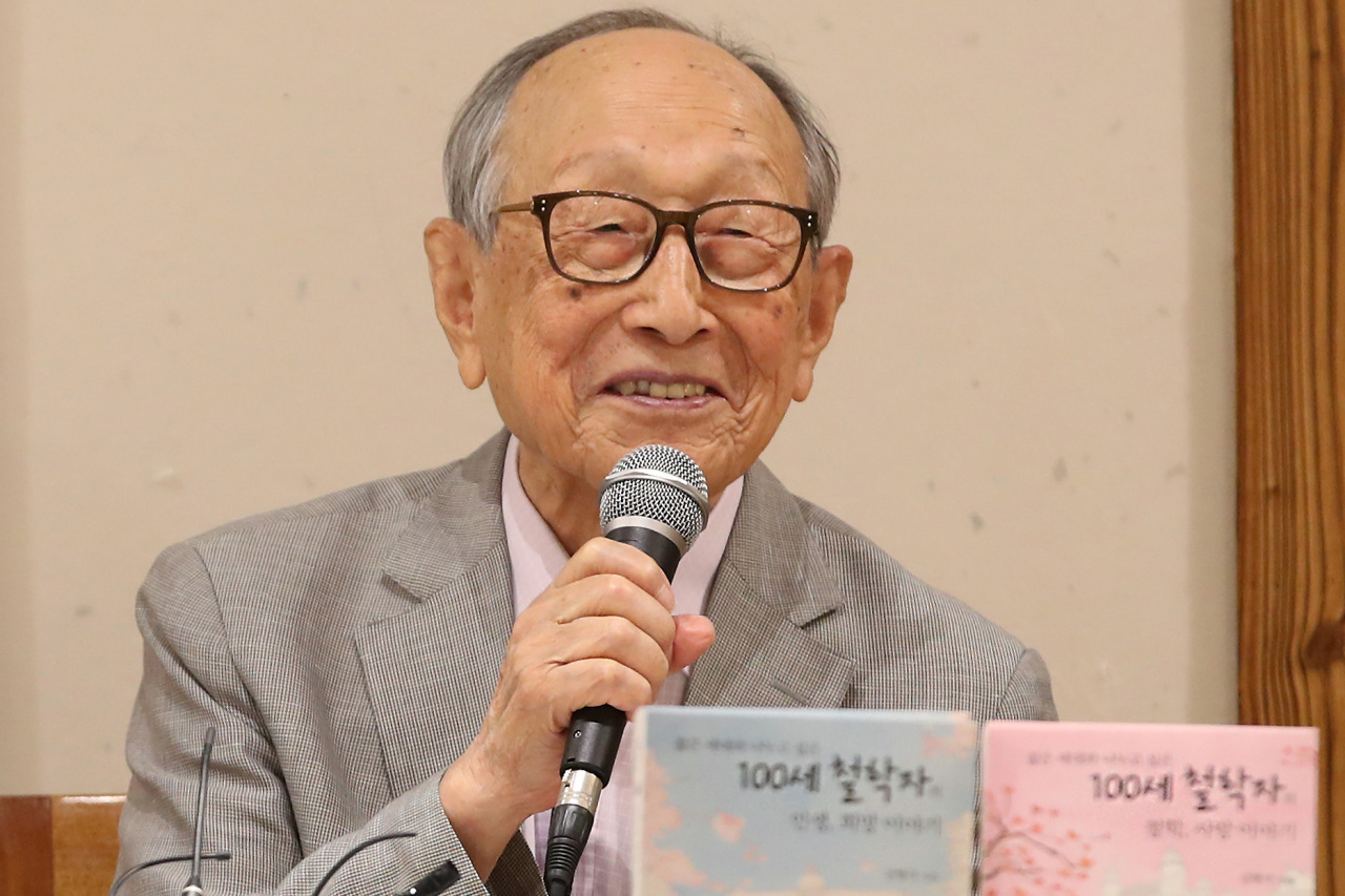Professor Kim Hyeong-seok speaks during a press event Tuesday in central Seoul. (Yonhap)