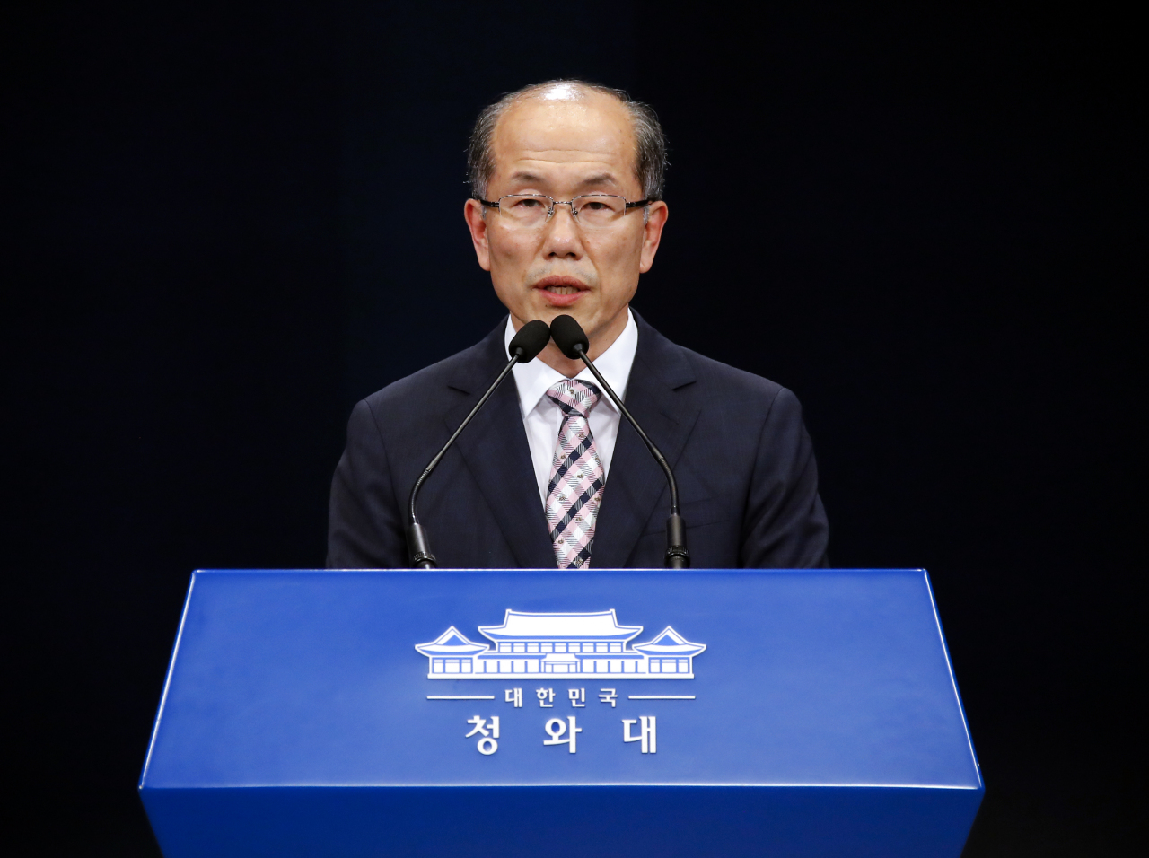 Kim You-geun, deputy chief of Cheong Wa Dae’s national security office, announces the government's decision to scrap the intelligence-sharing pact with Japan on Thursday. (Yonhap)