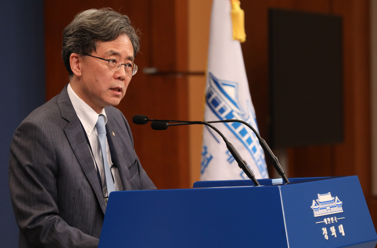 Kim Hyun-chong, the deputy national security adviser, speaks to reporters at Cheong Wa Dae, Friday. (Yonhap)