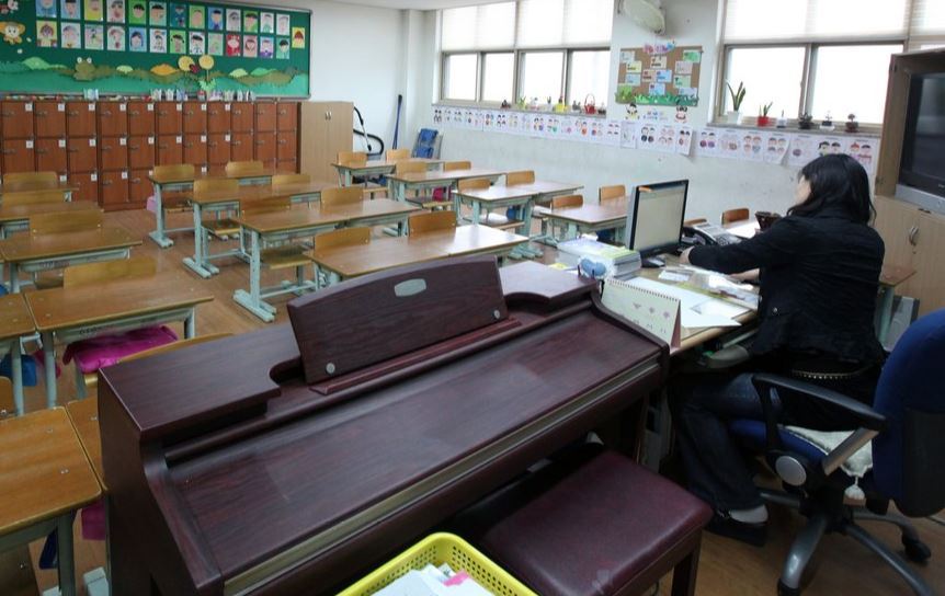 An elementary school classroom in Gyeonggi Province shows that the number of desks is less than half what it was in the 1980s. Schools in major cities have scaled back classes over the past decade as a result of the declining birth rate. (Yonhap)