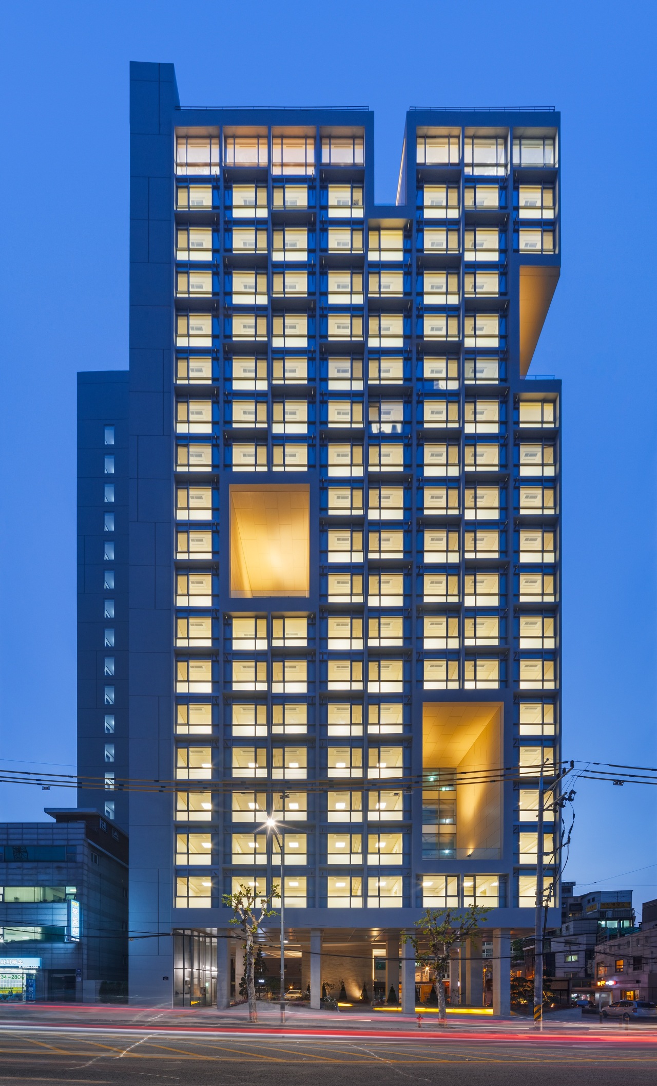 High-rise apartment and retail block Duo302 in Hwanghak-dong, central Seoul (Shin Kyung-sub) 