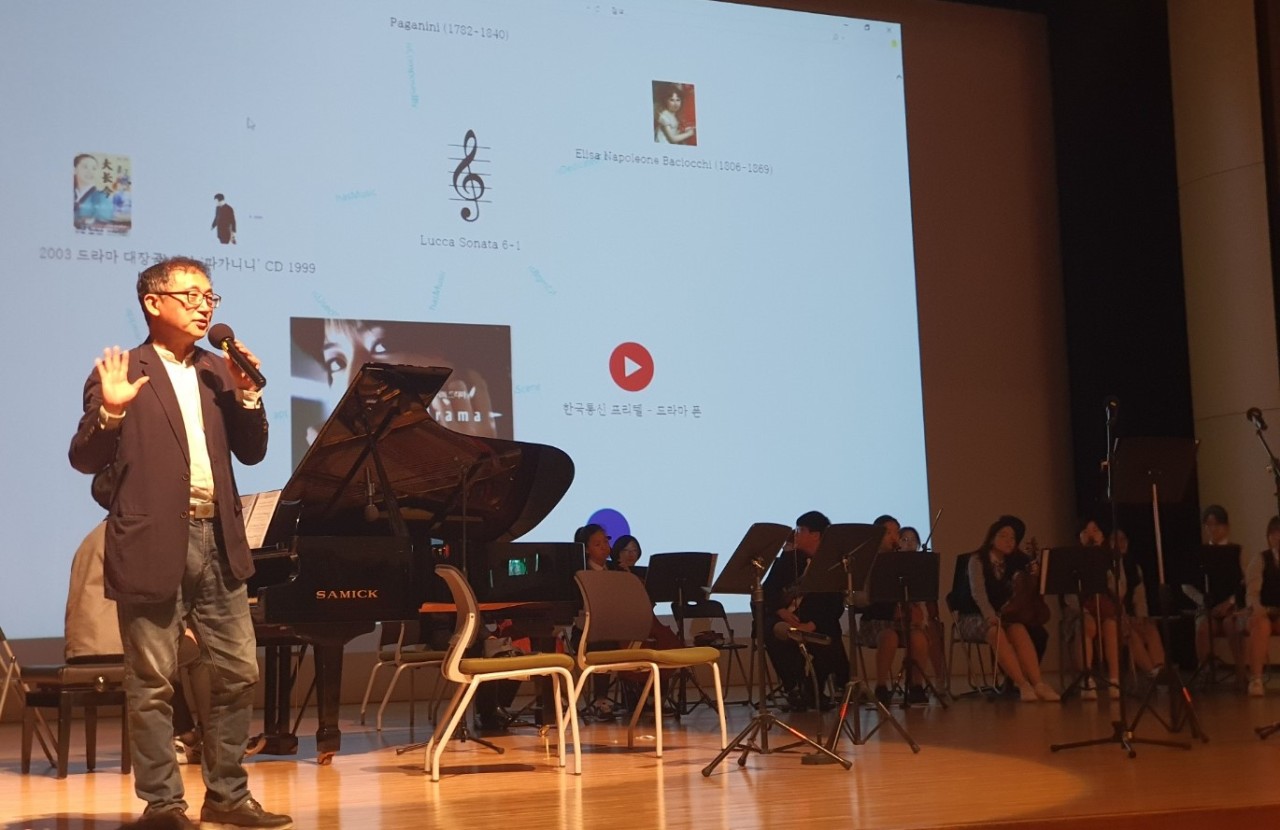 Kim Hyeon, professor of cultural informatics at the Academy of Korean Studies, delivers a special lecture on digital humanities at Hana Academy Seoul, a private high school located in Seoul, Wednesday. (Yang Sung-jin/The Korea Herald)