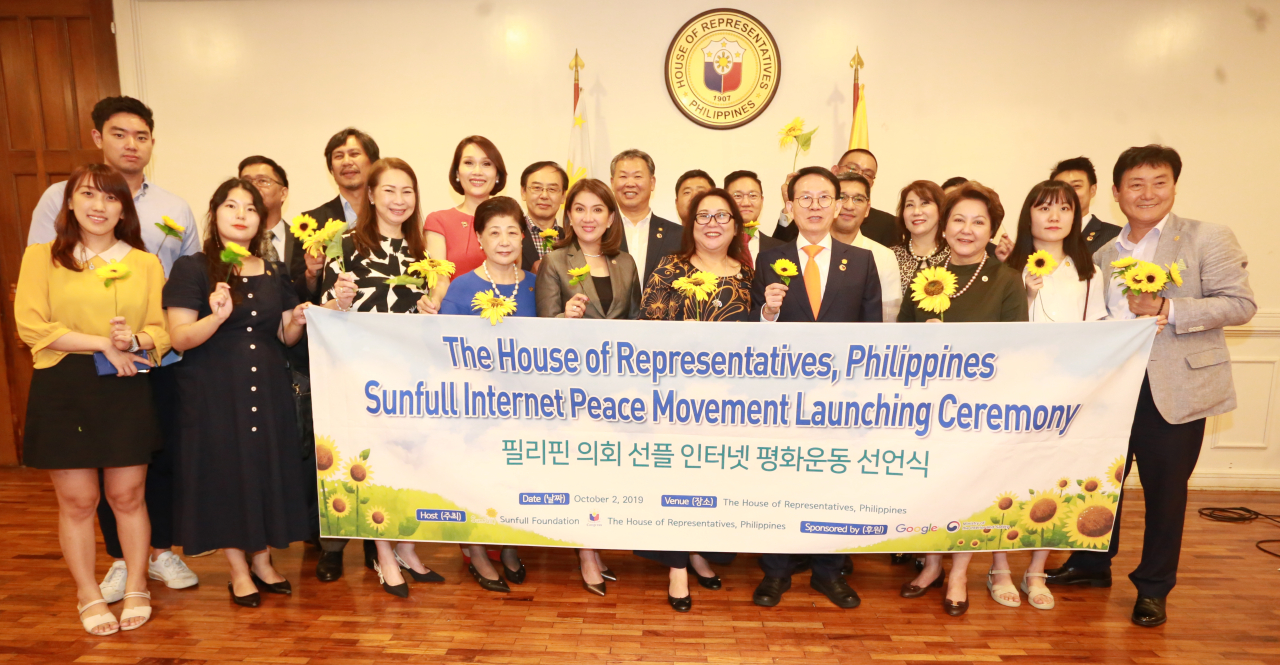 Members of the House of Representatives of the Philippines pose with Sunfull Foundation representatives to celebrate the launch of the Sunfull Internet Peace Movement in the Philippines to prevent malicious comments and hate speech on the internet. (Sunfull Foundation)