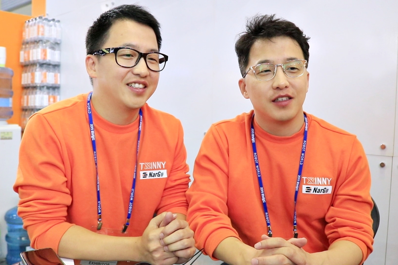 Twinny co-founders Cheon Young-seok (left) and Cheon Hong-seok speak in an interview with The Korea Herald during Robo World 2019 on Oct. 9. (Son Ji-hyoung / The Investor)