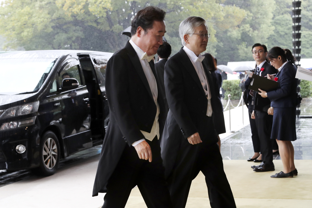 Prime Minister Lee Nak-yon (left) arrives at the Imperial Palace to attend the proclamation ceremony of Japan's Emperor Naruhito in Tokyo on Tuesday. (EPA-Yonhap)