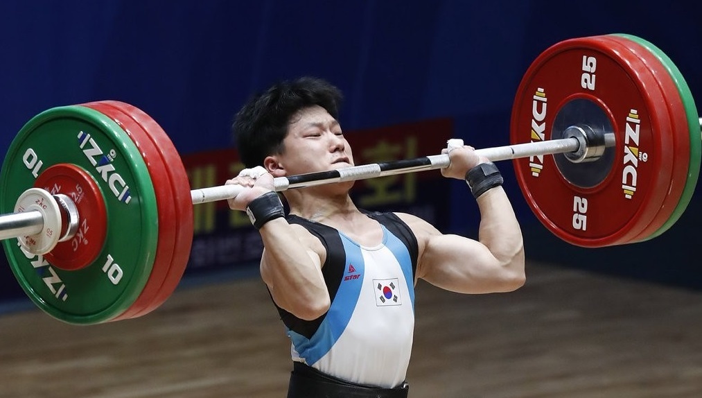 South Korea's rising star weightlifter, Shin Rok, lifts 151 kilograms in his second clean and jerk attempt in men's under-17 61 kg class at the 2019 Asian Youth & Junior Weightlifting Championships underway in Pyongyang (Yonhap)