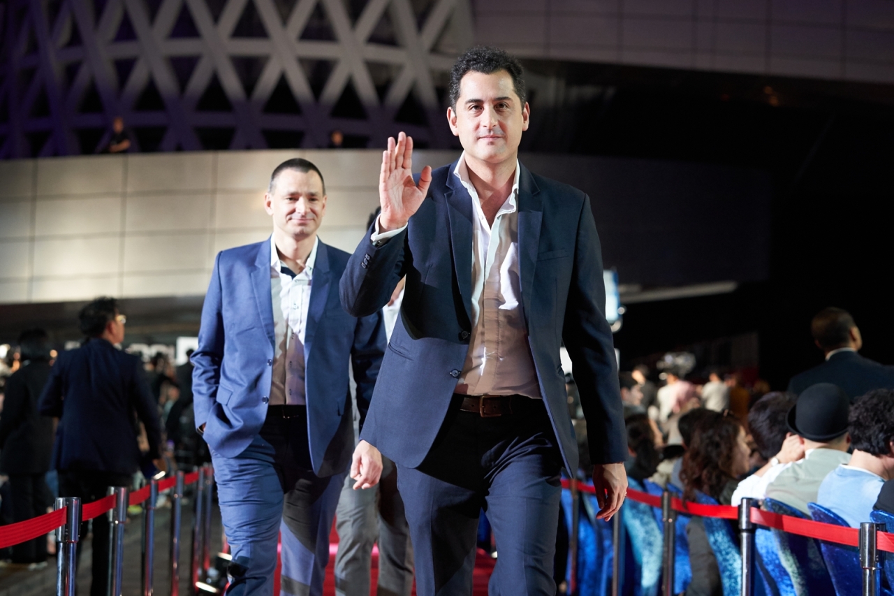 “The Cave” director Tom Waller (right) walks the red carpet at the 2019 Busan International Film Festival with Jim Warny, the movie’s star and an actual cave diver involved in the rescue. (BIFF)