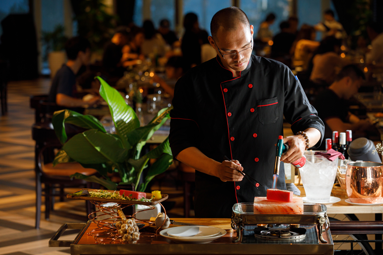Chefs prepare dishes at the table at Ngon Gallery in Nha Trang. (Paradise Group)