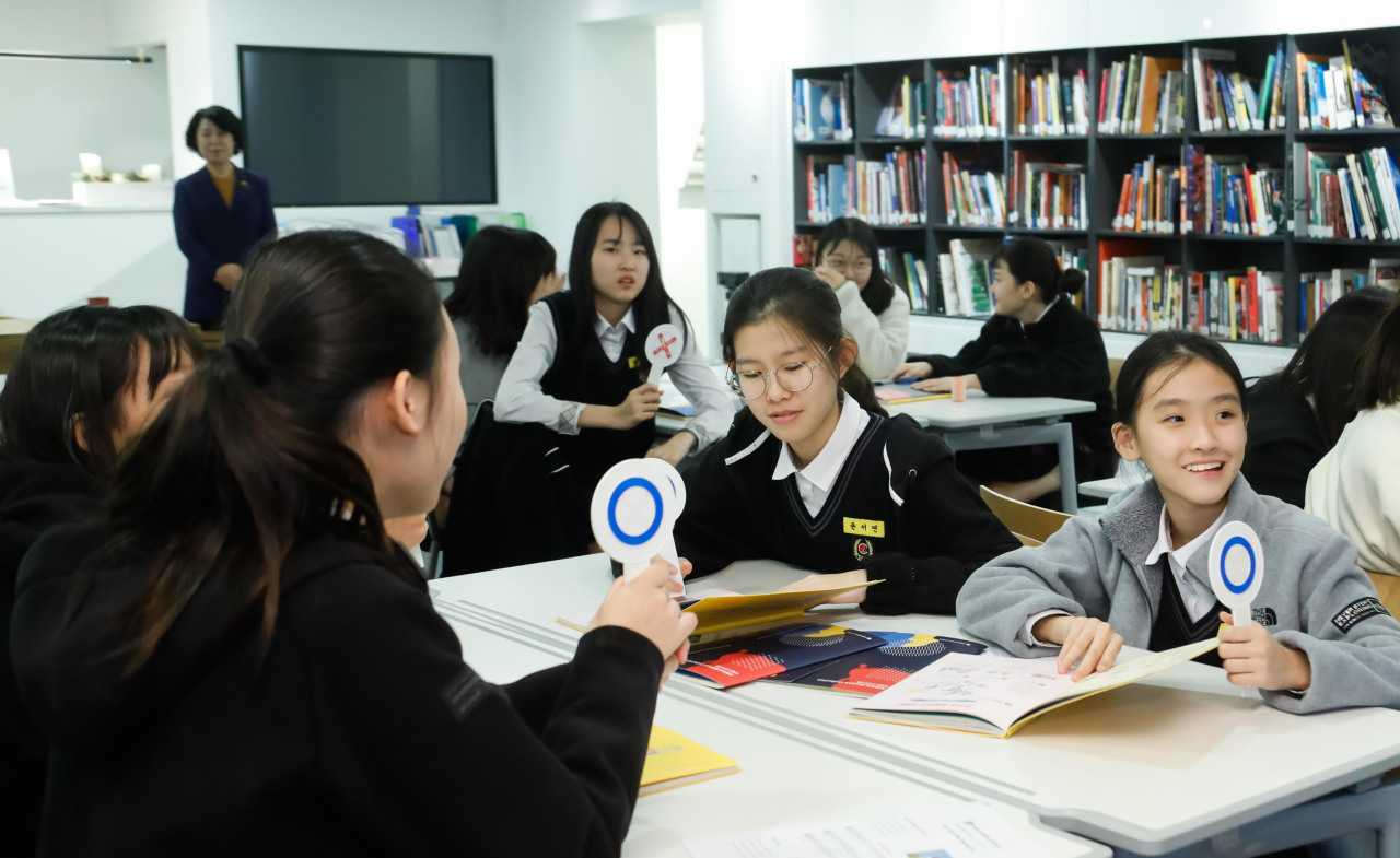 Students take part in the ASEAN school tour program.